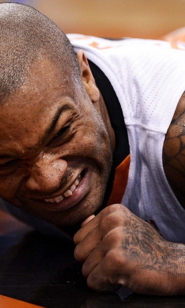 Hot Suns bury Mavericks with 15 3-pointers